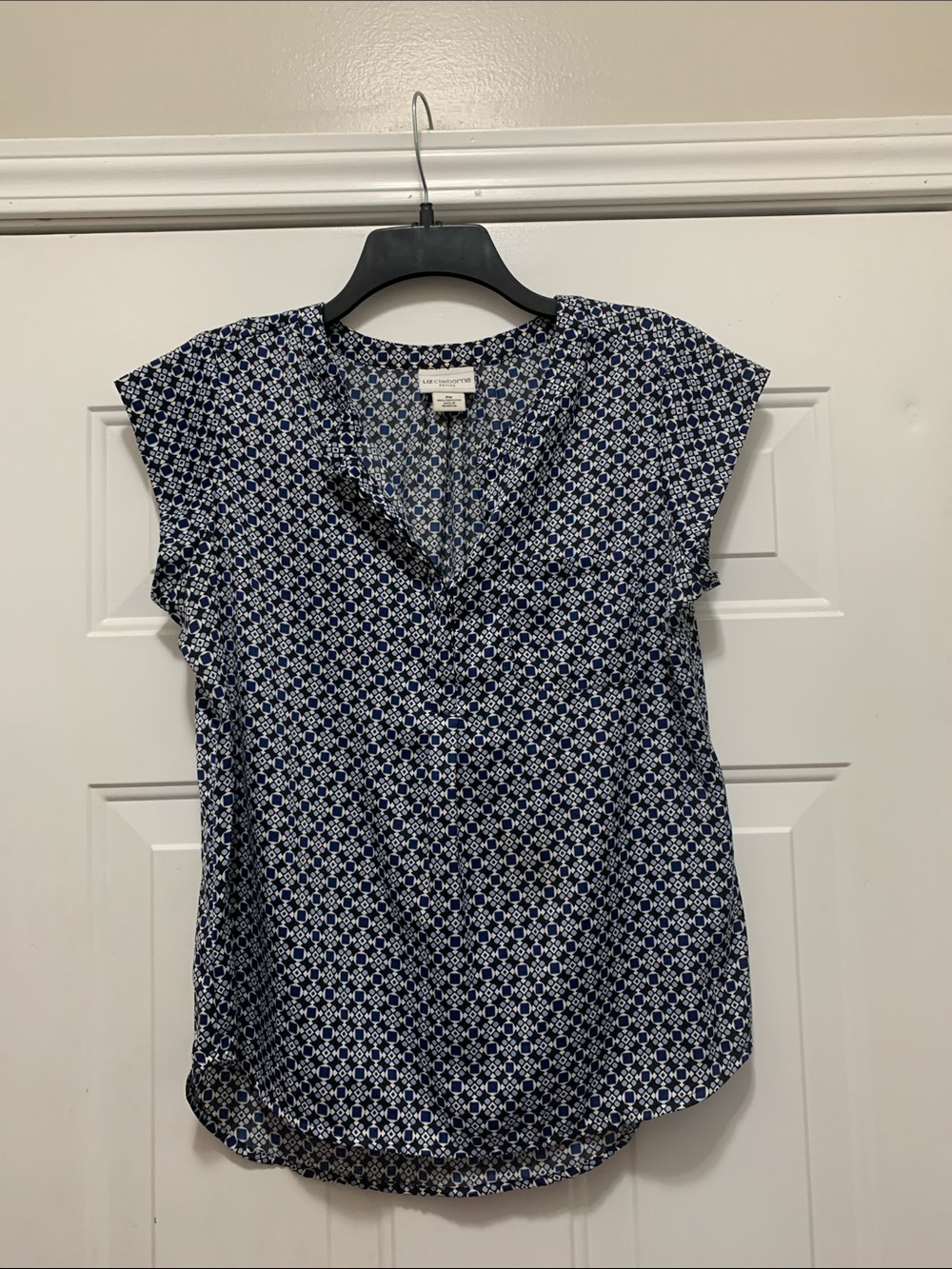 3/$15 Liz Claiborne Navy, Black and White Geometric V‑Neck Cap Sleeve Top Size M